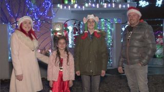 VIDEO | Doi soţi din Oradea ar putea primi titlul de cei mai înfocaţi fani ai Crăciunului. Cum arată locuința lor: „Este casa lui Moș Crăciun!”