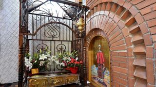 Sute de credincioşi au îndurat frigul și ploaia la Curtea de Argeș pentru a ajunge la moaștele Sfintei Filofteia