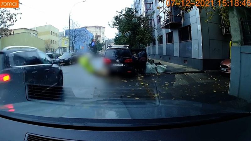 Accident dramatic în Capitală. Un copil a fost spulberat de mașină. Momentul a fost surprins de o cameră de bord