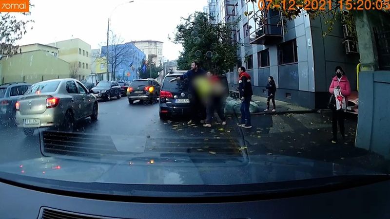 Accident dramatic în Capitală. Un copil a fost spulberat de mașină. Momentul a fost surprins de o cameră de bord