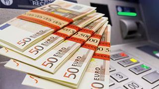 VIDEO | Un bărbat din Capitală a găsit peste 7.000 de euro uitați &icirc;ntr-un bancomat