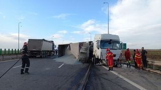Accident tragic pe A4: Două TIR-uri s-au ciocnit, după ce unul dintre ele a rupt parapeţii şi a pătruns pe sensul opus. Un autovehicul a luat foc
