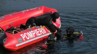 VIDEO| Un bărbat din Capitală a căzut cu mașina în râul Dâmbovița de pe Podul Ciurel. Victima a fost scoasă din apă și este resuscitată de SMURD