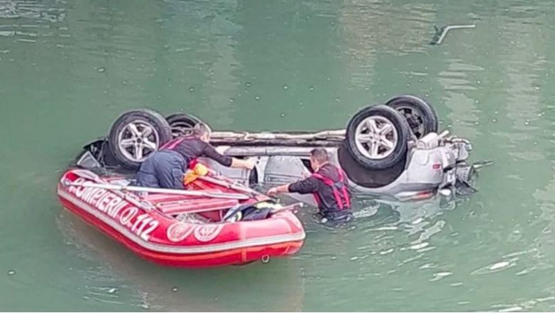Un bărbat din Capitală a căzut cu mașina în râul Dâmbovița de pe Podul Ciurel. Victima a fost scoasă din apă și este resuscitată de SMURD