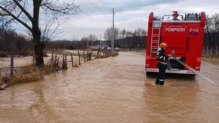 Case distruse inundații în mai multe localităţi, maşini luate de viitură, după ploile torenţiale, în Dâmboviţa