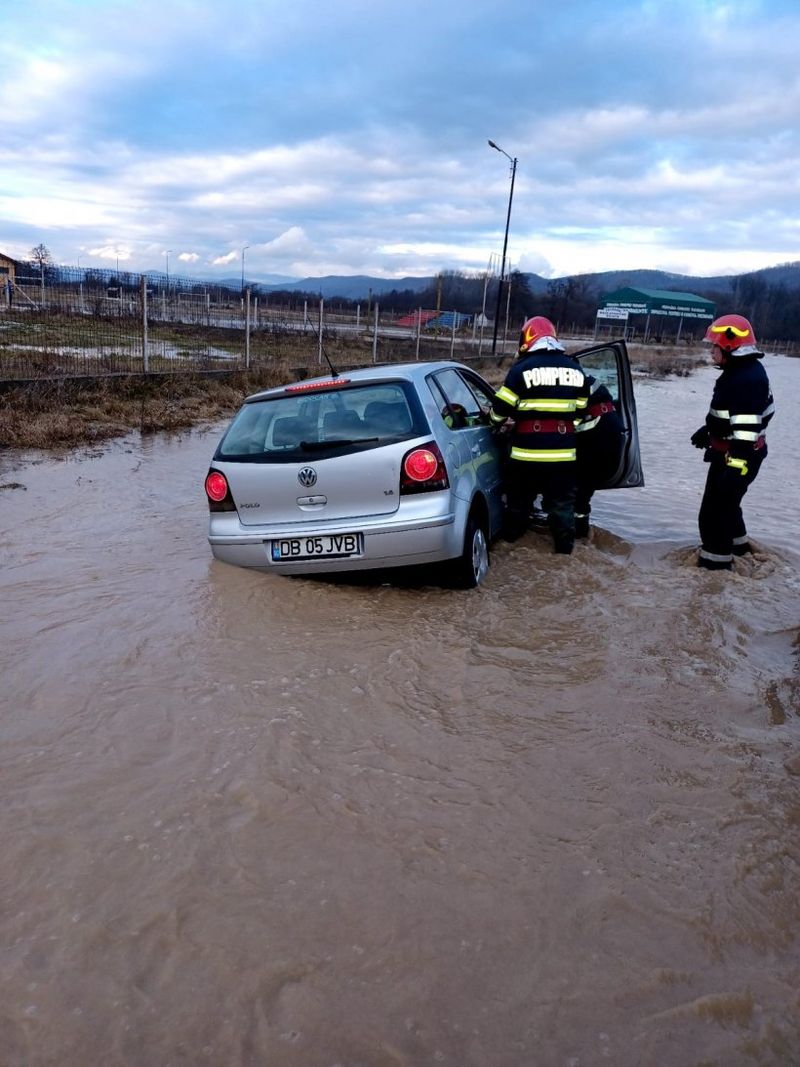Case distruse inundații în mai multe localităţi, maşini luate de viitură, după ploile torenţiale, în Dâmboviţa
