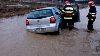 Case distruse inundații în mai multe localităţi, maşini luate de viitură, după ploile torenţiale, în Dâmboviţa