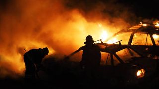 Incendiu &icirc;ntr-o parcare din Botoșani. Trei mașini au fost afectate