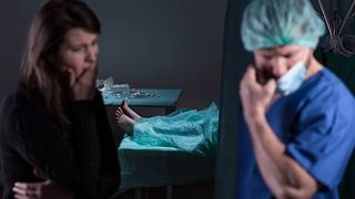 Au vrut să-şi dezgroape ruda decedată de COVID-19, pentru a o putea îmbrăca