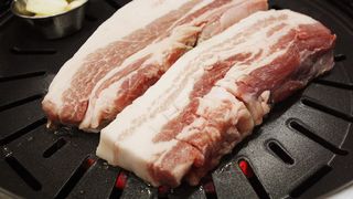 Mai multe produse din carne de porc au fost contaminate cu Listeria monocytogenes. Care sunt simptomele listeriozei
