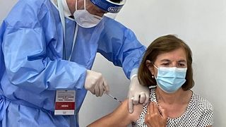 Tot mai puțini rom&acirc;ni se vaccinează &icirc;mpotriva COVID-19