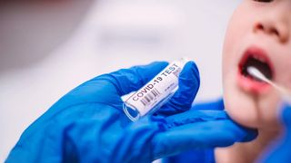 Achizițiile de teste de salivă pentru elevi, verificate de Corpul de control al premierului Ciucă