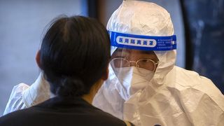 Primul caz cu varianta Omicron în China. Care e riscul apariției unui "nou Wuhan"