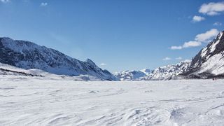 Pârtiile de mare altitudine din Sinaia se deschid, parţial, miercuri.