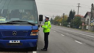 Șoferul unui microbuz a vrut să evite triajul epidemiologic şi carantina, astfel că a intrat pe contrasens