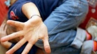 Bătaie cu pumnii și cu picioarele în plină stradă. Două eleve de clasa a 9-a s-au bătut pentru un băiat