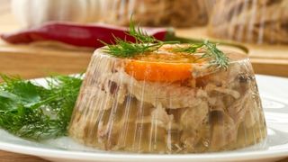 Reţetă piftie de porc sau curcan: C&acirc;t usturoi trebuie să pui?