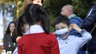 O copilă de 11 ani a murit lângă școală, imediat după ora de sport. Colegii au văzut cum eleva se stinge din viață