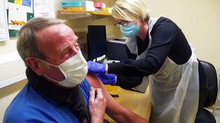 „Este cea mai mare amenințare de la debutul pandemiei". Avertisment despre varianta Omicron