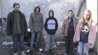 VIDEO | De parcă sărăcia în care se zbate n-ar fi suficientă, o familie din Bihor a rămas pe drumuri, în prag de sărbători