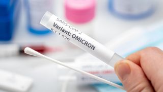 Centrul European de Prevenire şi Control al Bolilor avertizează că în cazul variantei Omicron vaccinarea singură nu va fi suficientă