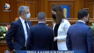 VIDEO - Frig mare în Casa Poporului. Ce fac parlamentarii