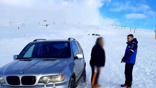 Cu SUV-urile pe pârtia de schi din stațiunea Muntele Mic. Doi bărbați, tată și fiu, au fost amendați