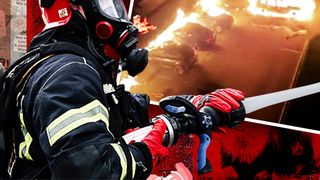 VIDEO | Incendiu puternic în parcarea subterană a unui bloc din Constanța. Sute de oameni au fost evacuați, iar peste 30 de mașini au fost avariate. Parcarea nu avea autorizație de securitate la incendiu