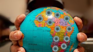 Omicron se &icirc;nmulţeşte &icirc;n bronhii de 70 de ori mai rapid 