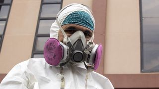 Specialiștii au anunțat că Omicron se înmulţeşte în bronhii de 70 de ori mai rapid decât Delta