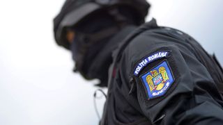 O familie din Botoșani a fost trezită și luată pe sus de mascații care au greșit adresa