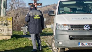 Două persoane au fost trimise în judecată, după ce au încercat să mituiască un polițist de frontieră pentru trafic cu migranți