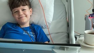 Vlăduț are nevoie de ajutorul nostru! "Visează la Crăciunul pe care să-l petreacă în România alături de bunici. Își dorește să se întoarcă acasă sănătos"