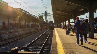 VIDEO | Locomotiva unui tren s-a defectat în Dolj. Călătorii au rămas blocați în câmp