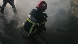 Alt incendiu la subsolul unui bloc din România. Patru adulţi şi un minor, evacuați de pompieri