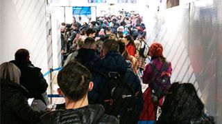 VIDEO | Românii se întorc acasă pentru sărbătorile de iarnă! A fost haos pe Aeroportul Otopeni după ce 12 aeronave au aterizat în decurs de numai o oră