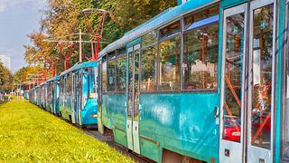 Gest inconștient în București: Un tânăr a mers agățat în partea din spate a unui tramvai