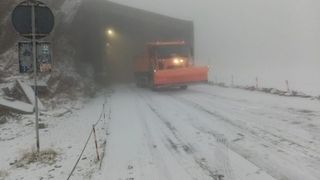 Ninsoare abundentă pe autostrada Sibiu-Deva. S-a intervenit cu  material antiderapant