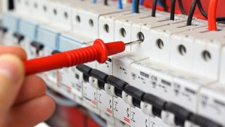 Cumpără întrerupătoare diferențiale pentru a utiliza în siguranță energia electrică