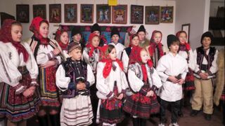 VIDEO | În Țara Oașului se păstrează vie tradiția colindatului, iar  emoția sărbătorilor de iarnă este trăită la intensitate maximă de colindători