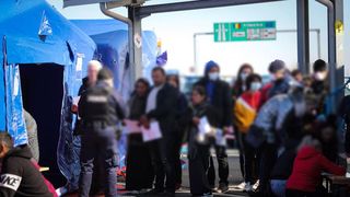 Reprezentanții DSP, batjocoriți în Vama Nădlac de români care se întorc în țară. Șeful DSP Arad: „Zilnic, pe fiecare tură”