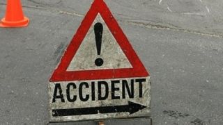 Accident în Reșița. O mașină a rămas fără motor după ce a lovit un stâlp și un alt vechicul
