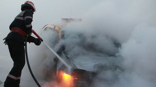 O mașină a luat foc pe A4. Șoferul a reușit să iasă în ultimul moment