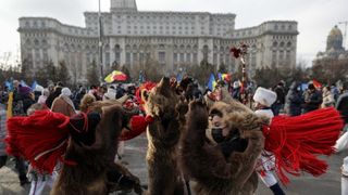 VIDEO | Proteste în fața Parlamentului față de impunerea obligativității a certificatului verde. Protestatarii au forțat intrarea în clădire