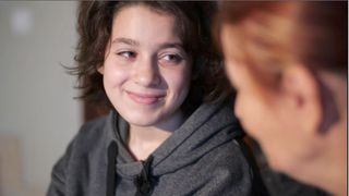 VIDEO | Dăruiește Crăciun! A găsit-o pe stradă, nemâncată, neîngrijită și cu multe nevoi! De atunci Georgeta a devenit mama Alinei, care la doar 5 anișori făcuse deja cunoștință cu greutățile vieții