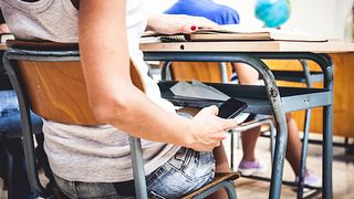 Caz cutremurător în județul Argeș. Un profesor este cercetat pentru purtare abuzivă după o discuție cu o elevă: ,,Îi scot toţi dinţii din gură"