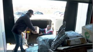 VIDEO | În timp ce copiii îl așteaptă pe Moș Crăciun, adulții sunt nerăbdători să ajungă... curierul