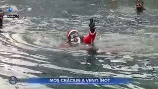 VIDEO| Moș Crăciun a venit înot la Constanța