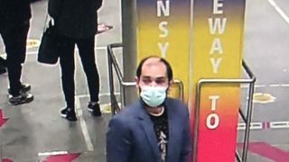 Individul a ieșit din terminal, s-a urcat &icirc;ntr-un taxi și a plecat ca un pasager oarecare