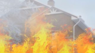 Incendiu la o locuință din Prahova. Pompierii intervin &icirc;n aceste momente 